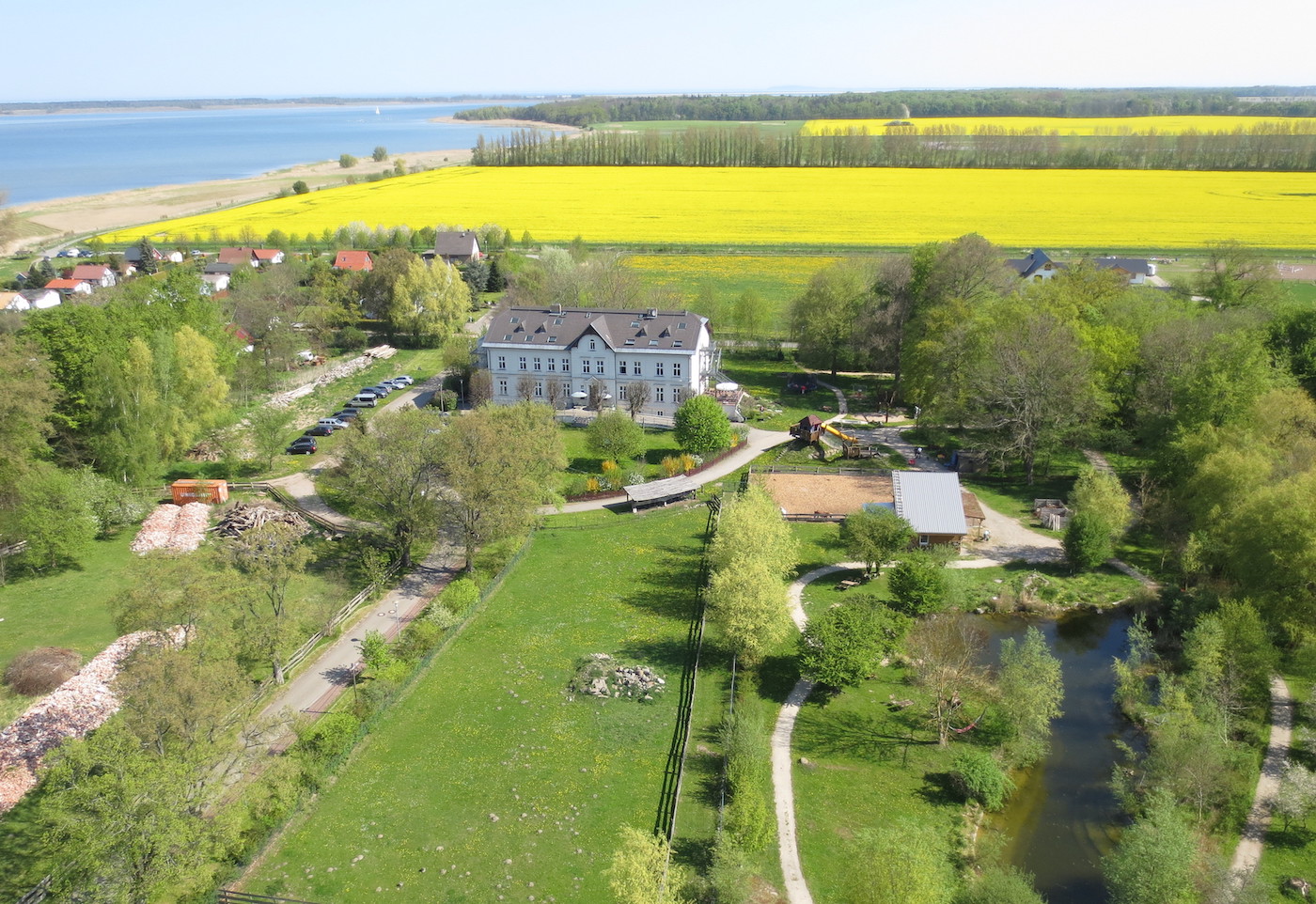 ökohotel-gut-nisdorf-von-oben-mit-rapsfeld-