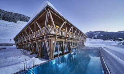 Der Mountain Spring Spa im Winter, das Wasser schimmert türkisblau und überall liegt schnee