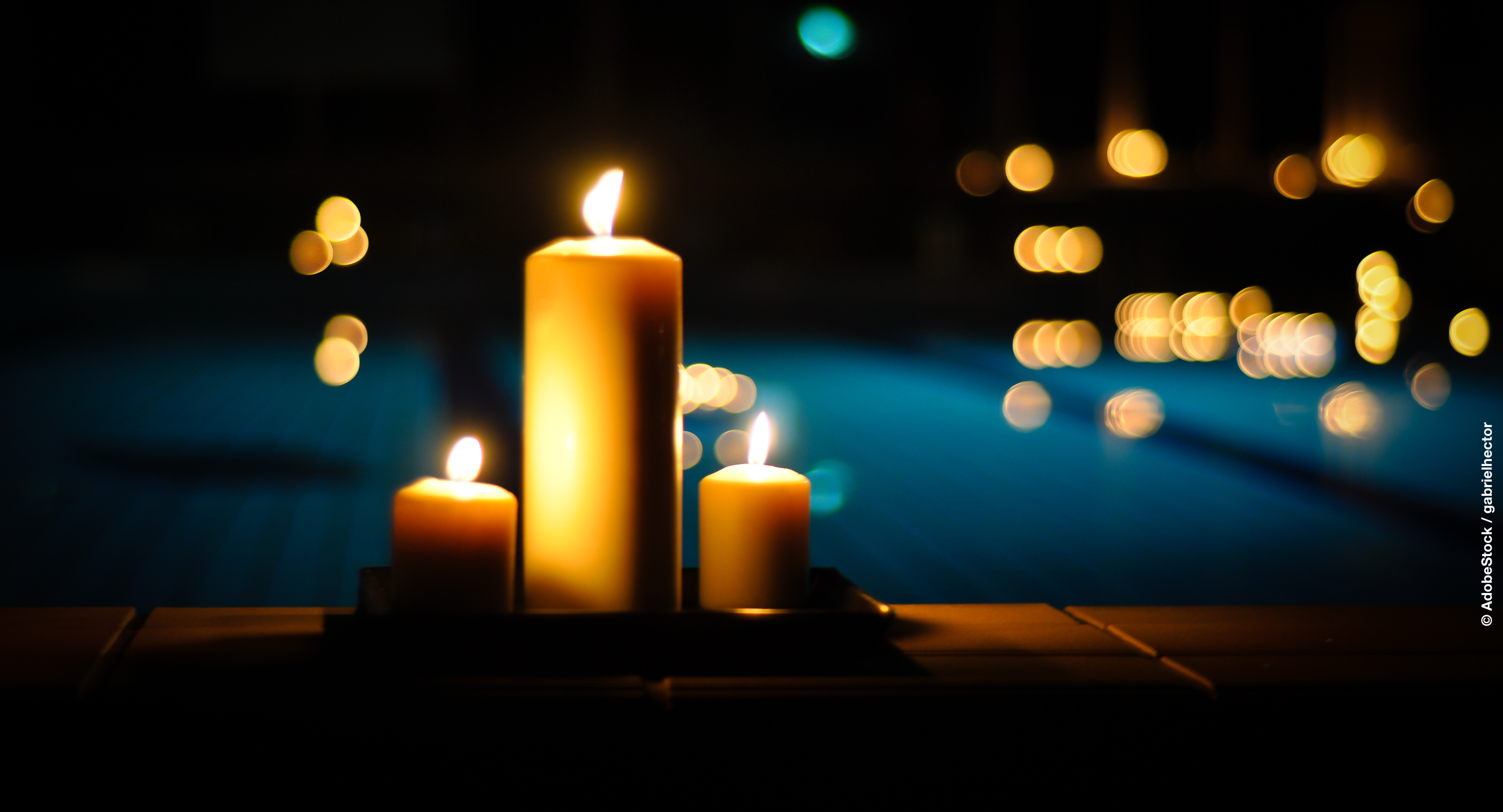 Candles by the pool. © AdobeStock / gabrielhector